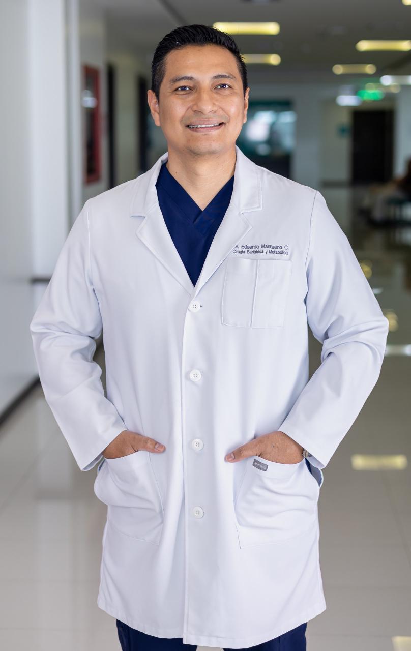 Dr. Eduardo Mantuano con bata blanca en Manta Hospital Center