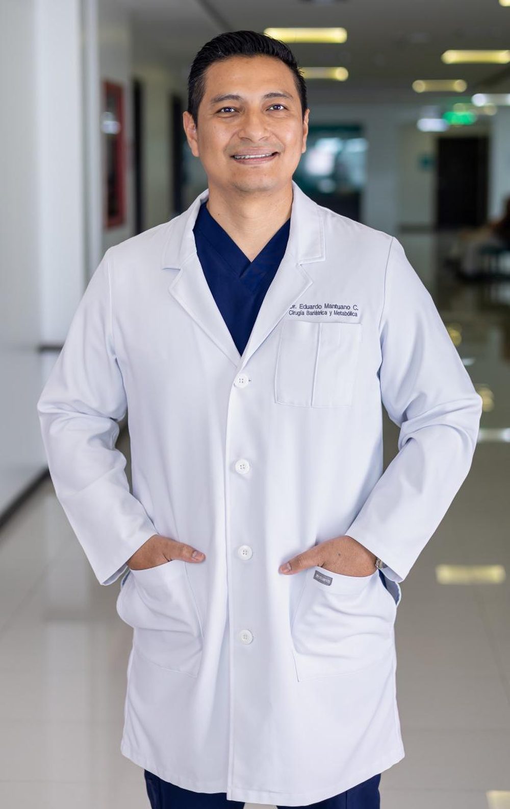 Dr. Eduardo Mantuano en los pasillos de Manta Hospital Center