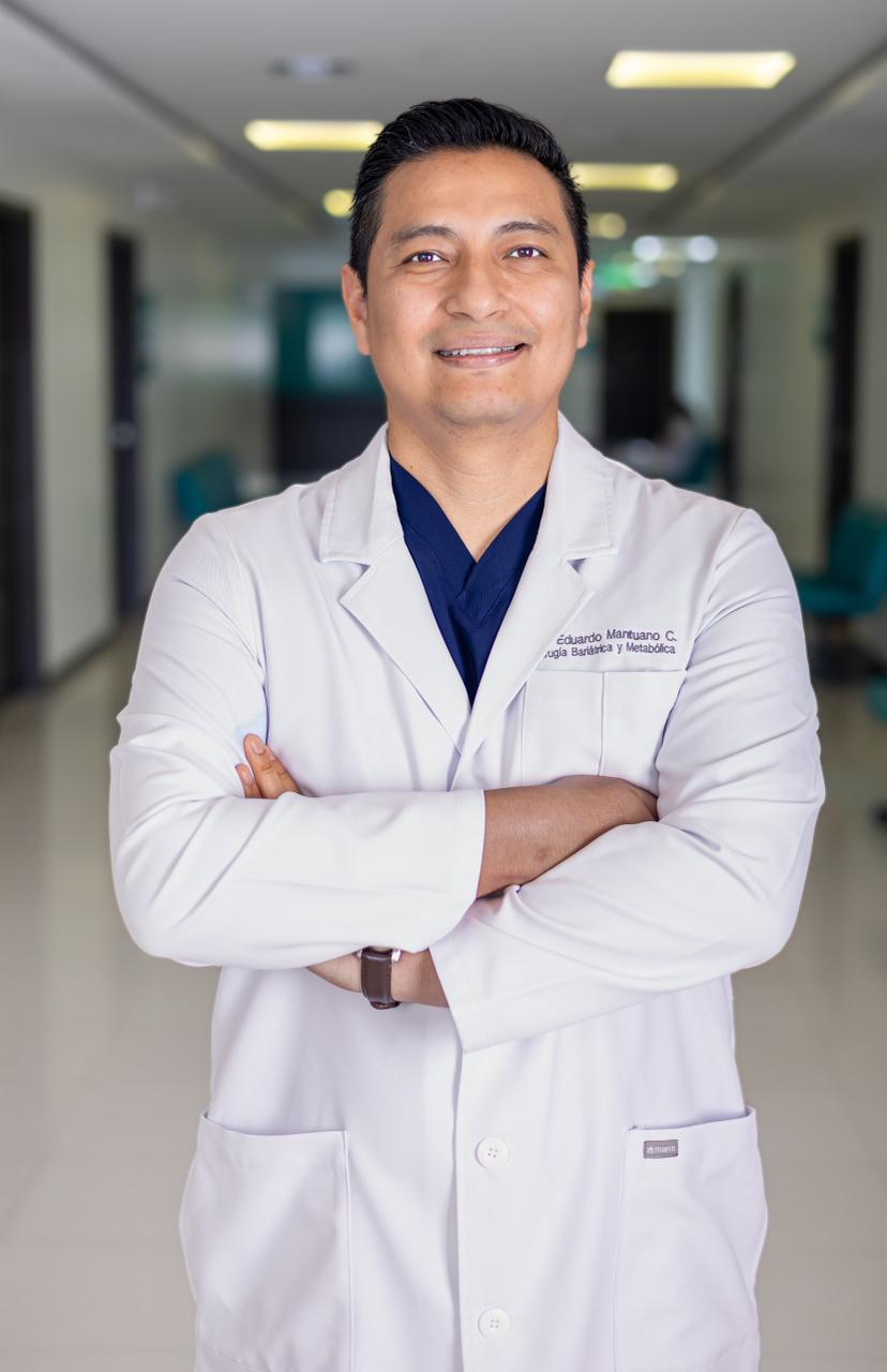 Dr. Eduardo Mantuano con bata blanca y brazos cruzados en Manta