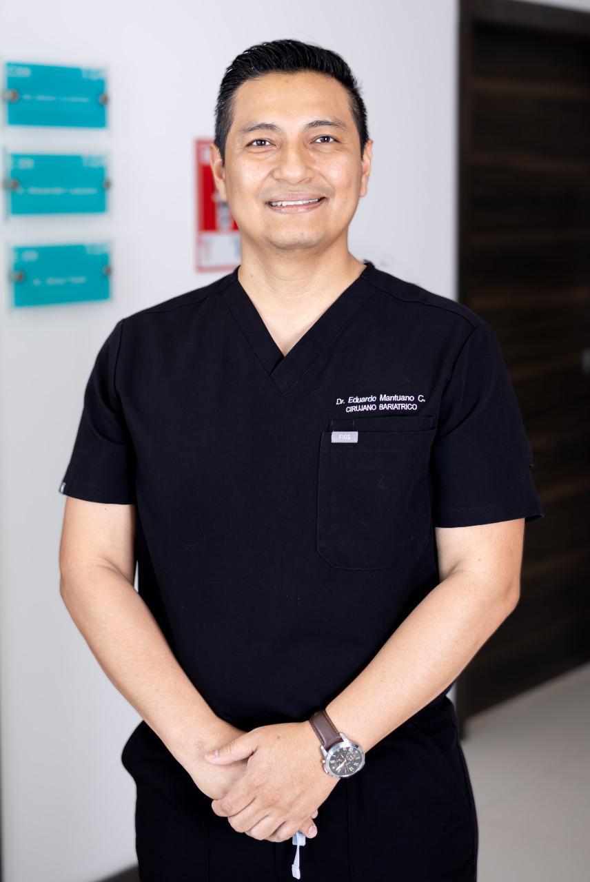 Dr. Eduardo Mantuano con uniforme quirúrgico negro
